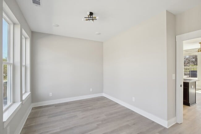 Building Photo - 361 Archwood Dr