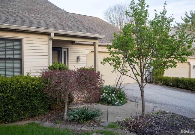 Building Photo - 2202 E Cape Cod Dr