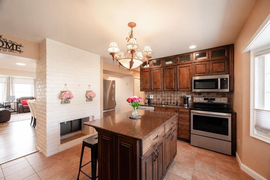 Building Photo - 220 Cypress Ln W