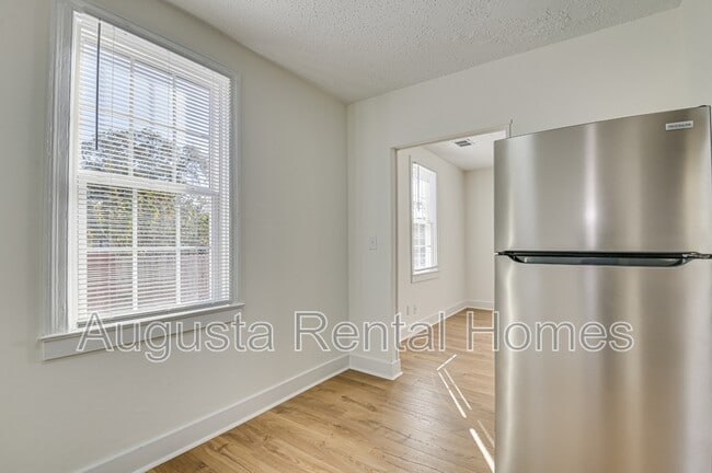 Building Photo - 2019 Roosevelt Dr