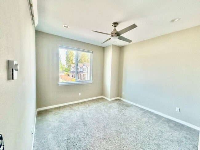 Building Photo - 5683 Sunstone Pl