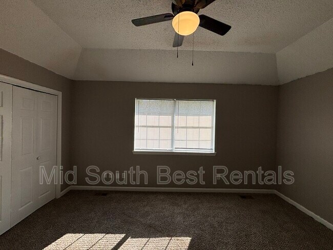 Building Photo - 125 Almond Cove