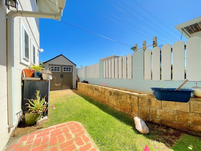 Building Photo - Dog Friendly 2/2 Kailua Duplex with one off-street parking!