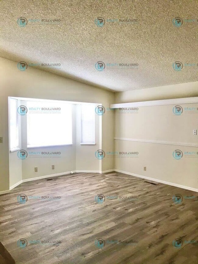 Building Photo - 3BR/2BA Single-Story with Backyard, RV Par...
