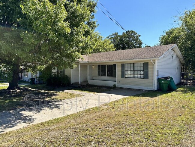 Building Photo - Poplar St 3211