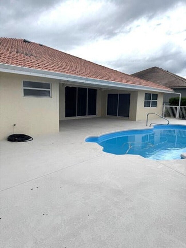 Building Photo - 106 Pepper Tree Cres