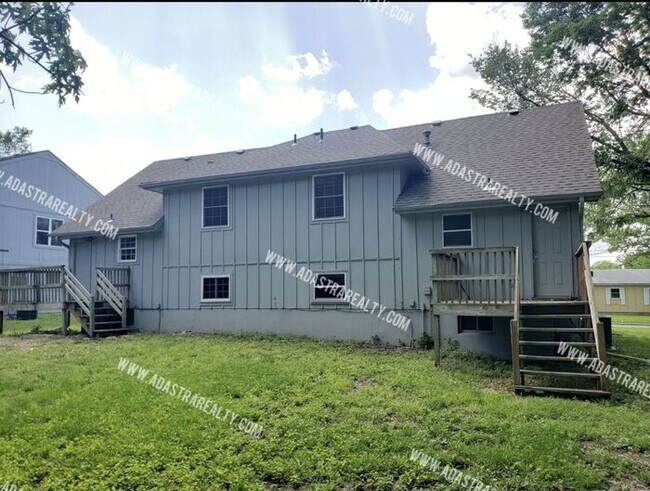 Building Photo - 3 Bedroom Duplex in Olathe North District-Available in AUGUST!!