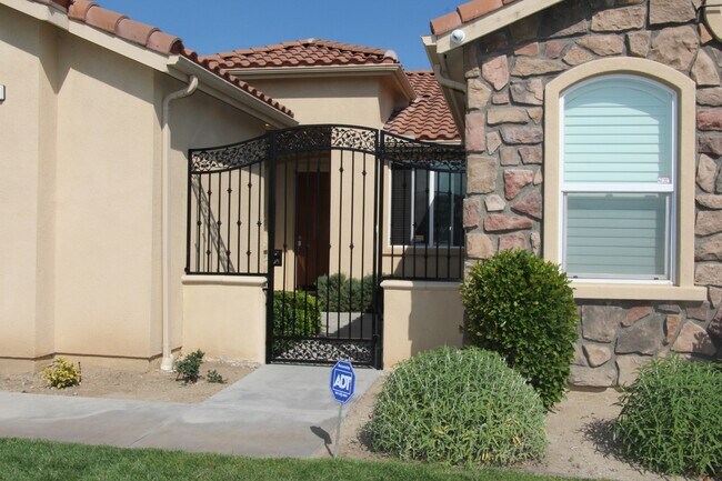 Building Photo - 6663 N Ofelia Dr