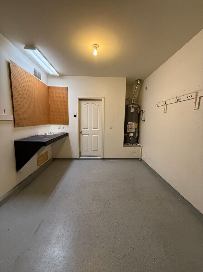 Building Photo - Beautiful 3-bed, 2-bath corner lot home in the desirable Riverhaven Community