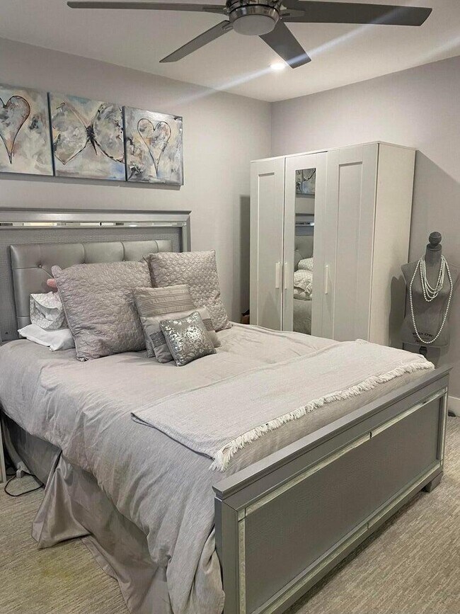 Building Photo - 9299 Vista Del Lago