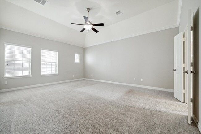 Building Photo - 430 N Live Oak St