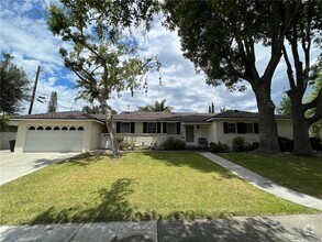 Building Photo - 2855 Woodlawn Ave