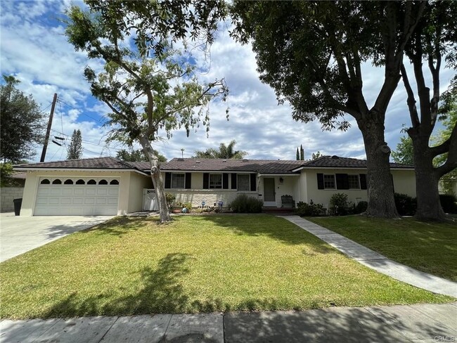 Primary Photo - 2855 Woodlawn Ave