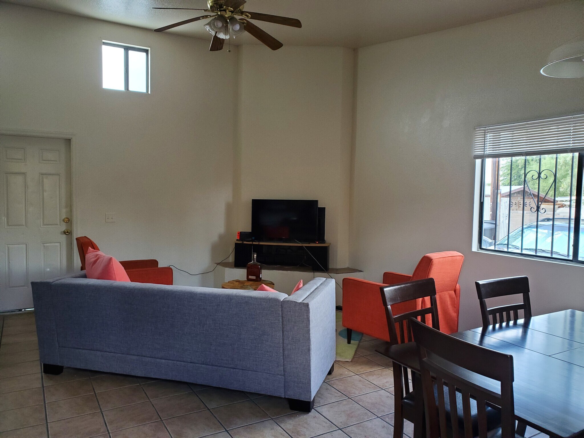 Building Photo - 1433 E Elm St