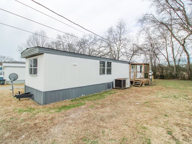 Building Photo - Great Location ~ Great Price ~ Pulaski, TN