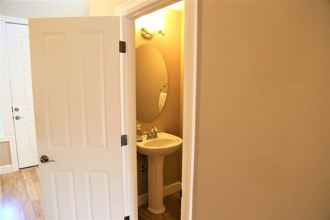 Building Photo - Nice 4bed/2.5 Bath Home, Gas Range