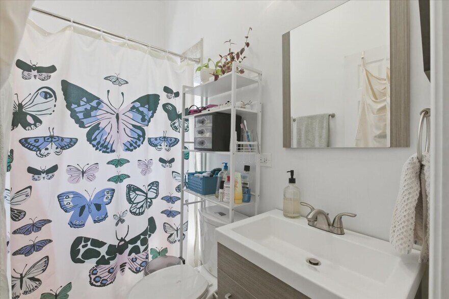 Building Photo - 1656 W Cortland St