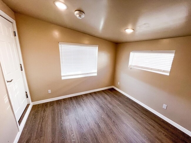 Building Photo - S105 2 Bed 1 Bath in Hildale *utilities included*