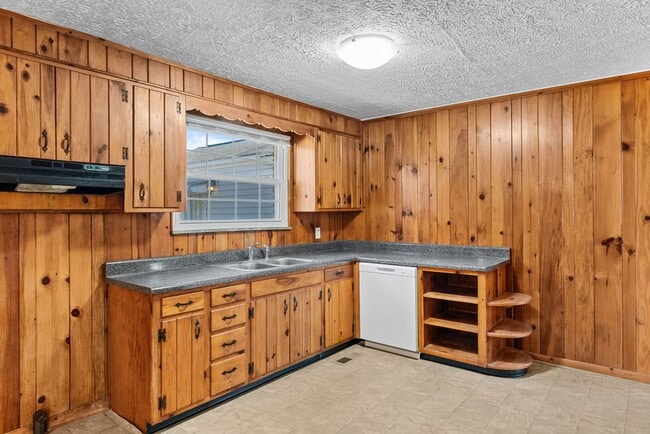 Building Photo - Updated 3bd/2bth home with Remodeled Master Suite & Prime Location!