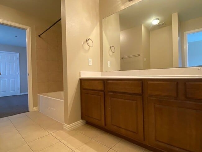 Building Photo - Lovely 2 bedroom townhome in very desirabl...