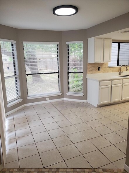 Building Photo - 9008 Sanger Dr