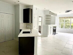 Building Photo - 2 Bed/ 2 Bath Condo located in one of Charlotte's most desired neighborhoods