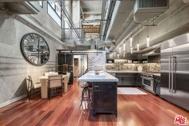 Building Photo - 330 W 11th St