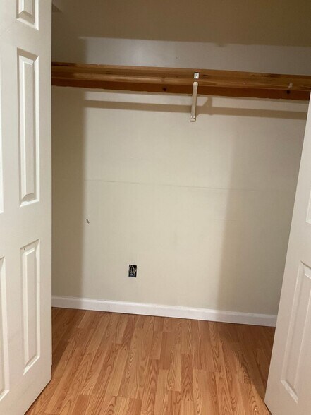 Building Photo - 132 Hallock Rd