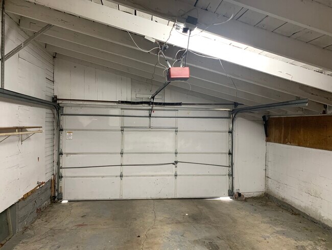 Building Photo - 256 E 5th St