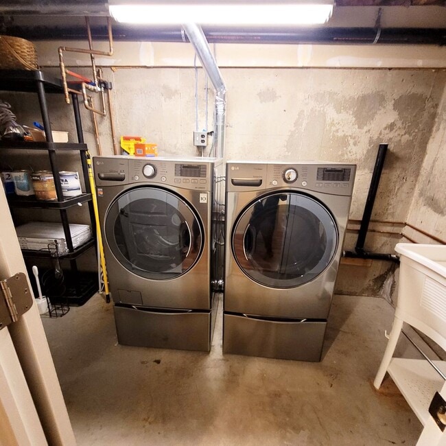 Building Photo - COME TOUR THIS BEAUTIFUL TOWNHOME. AVAILABLE NOW!