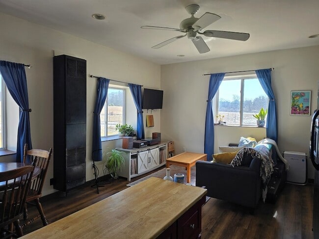 Building Photo - 352 Packers Falls Rd