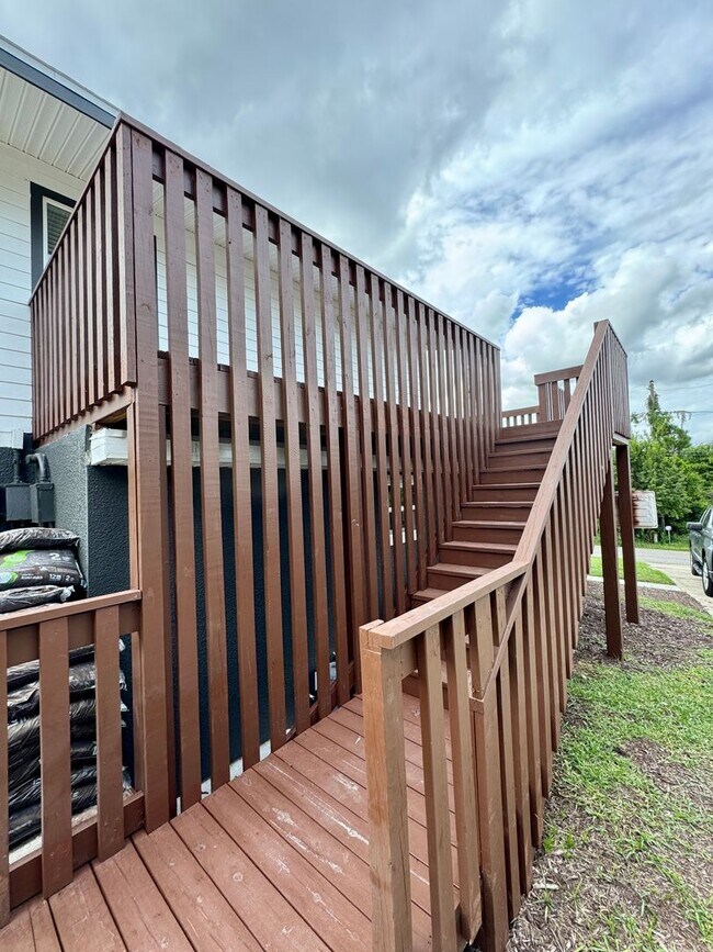 Building Photo - Downtown Clermont - Beautifully Renovated 2-Bed/1-Bath Upstairs Unit with Stunning Lake Minneola ...