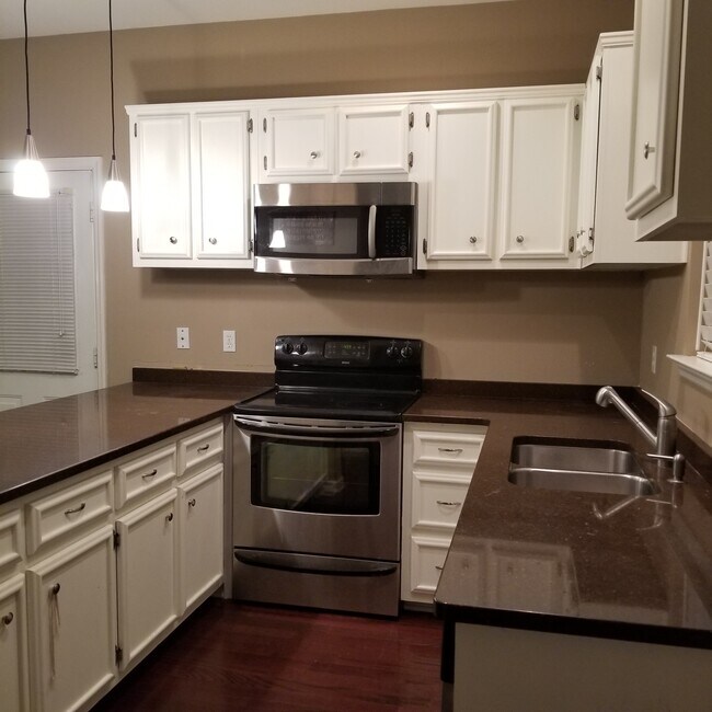 Building Photo - 2730 Linmar Ave