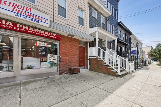Building Photo - 325 7th St