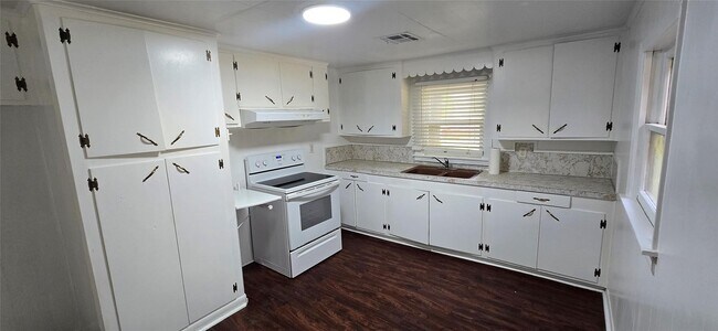 Building Photo - 2266 Young Rd