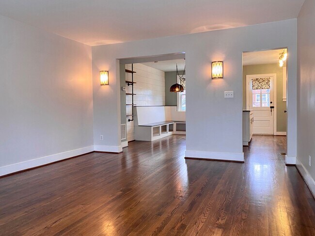 Building Photo - Charming 3 Bedroom/1 Bathroom Townhome in ...