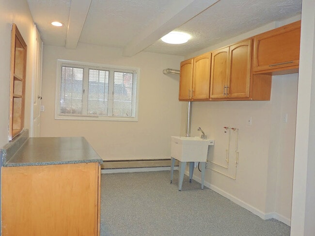 Building Photo - Extraordinary 4 Bedroom 2 Full Bathroom Co...