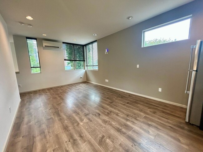 Building Photo - East Queen Anne Townhouse
