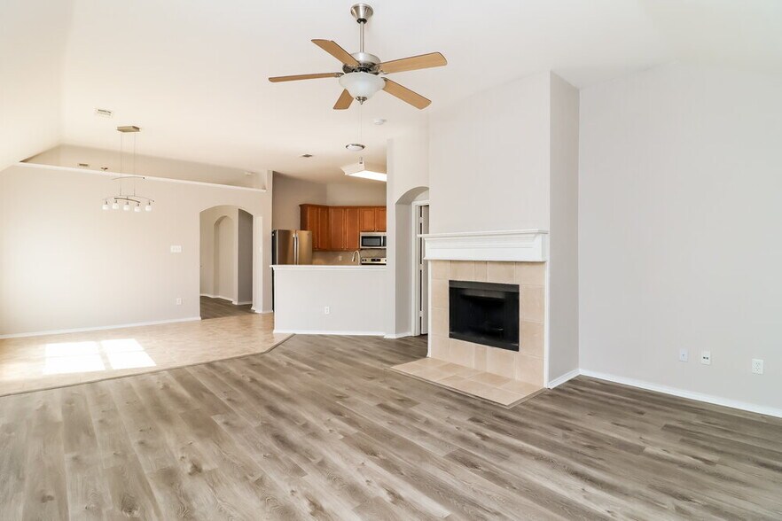 Building Photo - 4600 Summer Oaks Ln