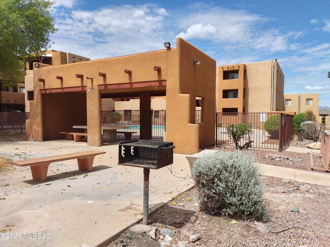 Building Photo - 1810 E Blacklidge Dr