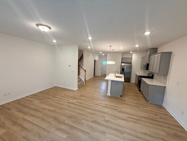 Building Photo - Brand New Townhome in Highland Creek Area!
