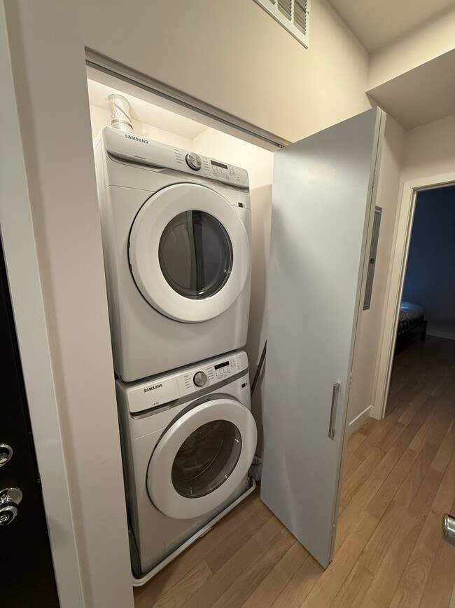 Building Photo - 927 N Mozart St