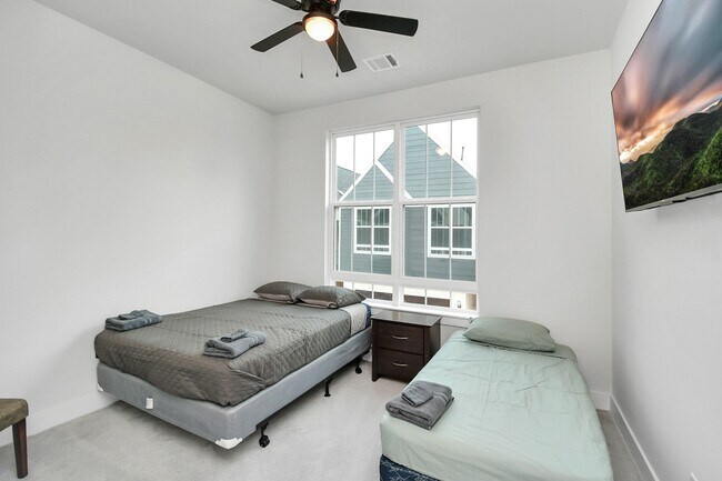 Building Photo - 6115 Campos Dr