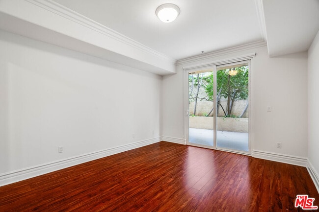 Building Photo - 2306 Fox Hills Dr