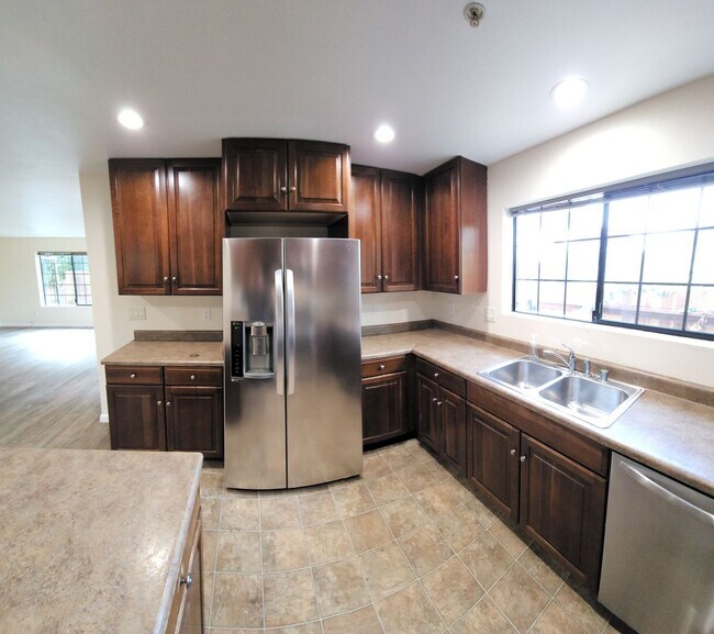 Building Photo - LOCATION-CLOSE PROXIMITY TO POLY CAMPUS