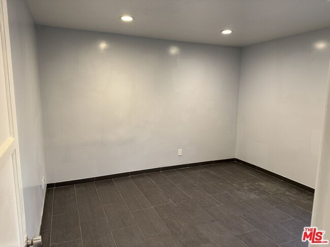 Building Photo - 15746 Magnolia Blvd