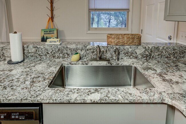 Building Photo - 1312 N Barton St