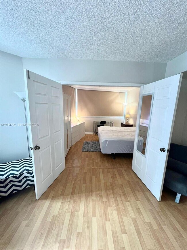 Building Photo - 905 Brickell Bay Dr