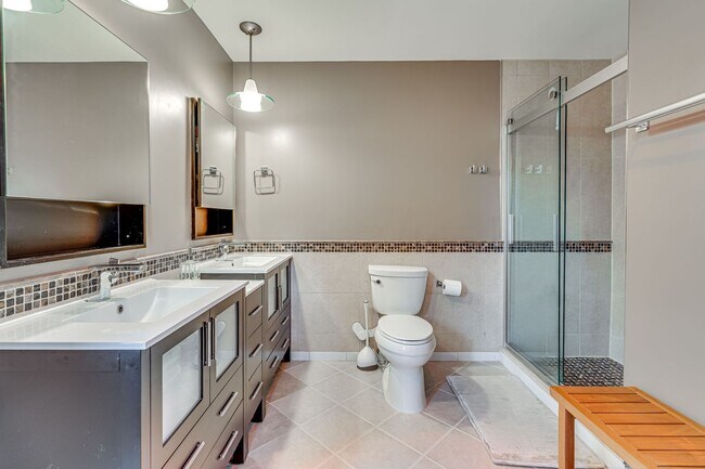 Building Photo - Charming 4 Bed SFH in Alexandria!