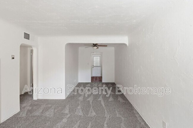 Building Photo - 1137 W Glenrosa Ave